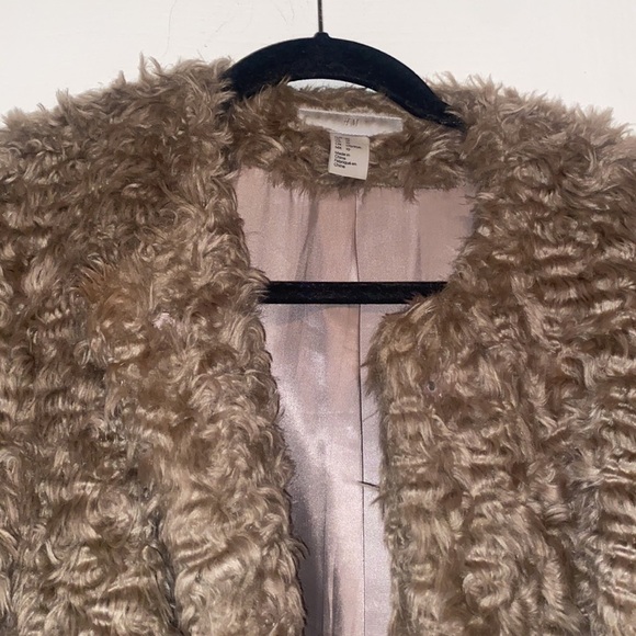 H&M Woman taupe color Faux fur coat size 10 . - Picture 8 of 8